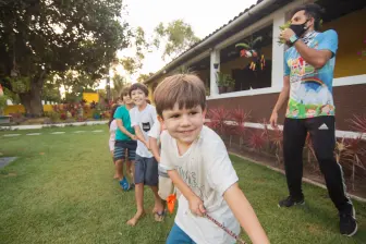 Crianças brincando com monitor na ONG