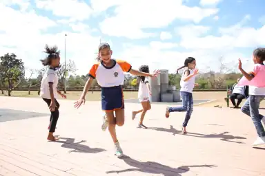 Crianças correndo e brincando ao ar livre