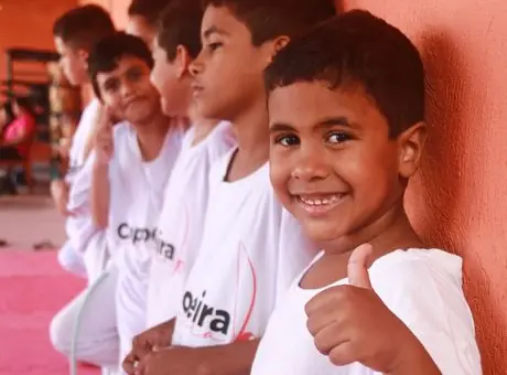 Crianças de capoeira fazendo positivo